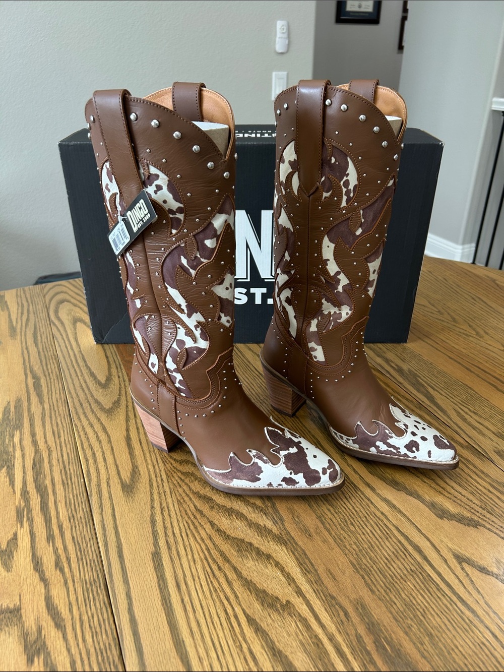 dingo Untamed Leather Wester Boots with heel, Brown Cow Print, size 7.5, NIB